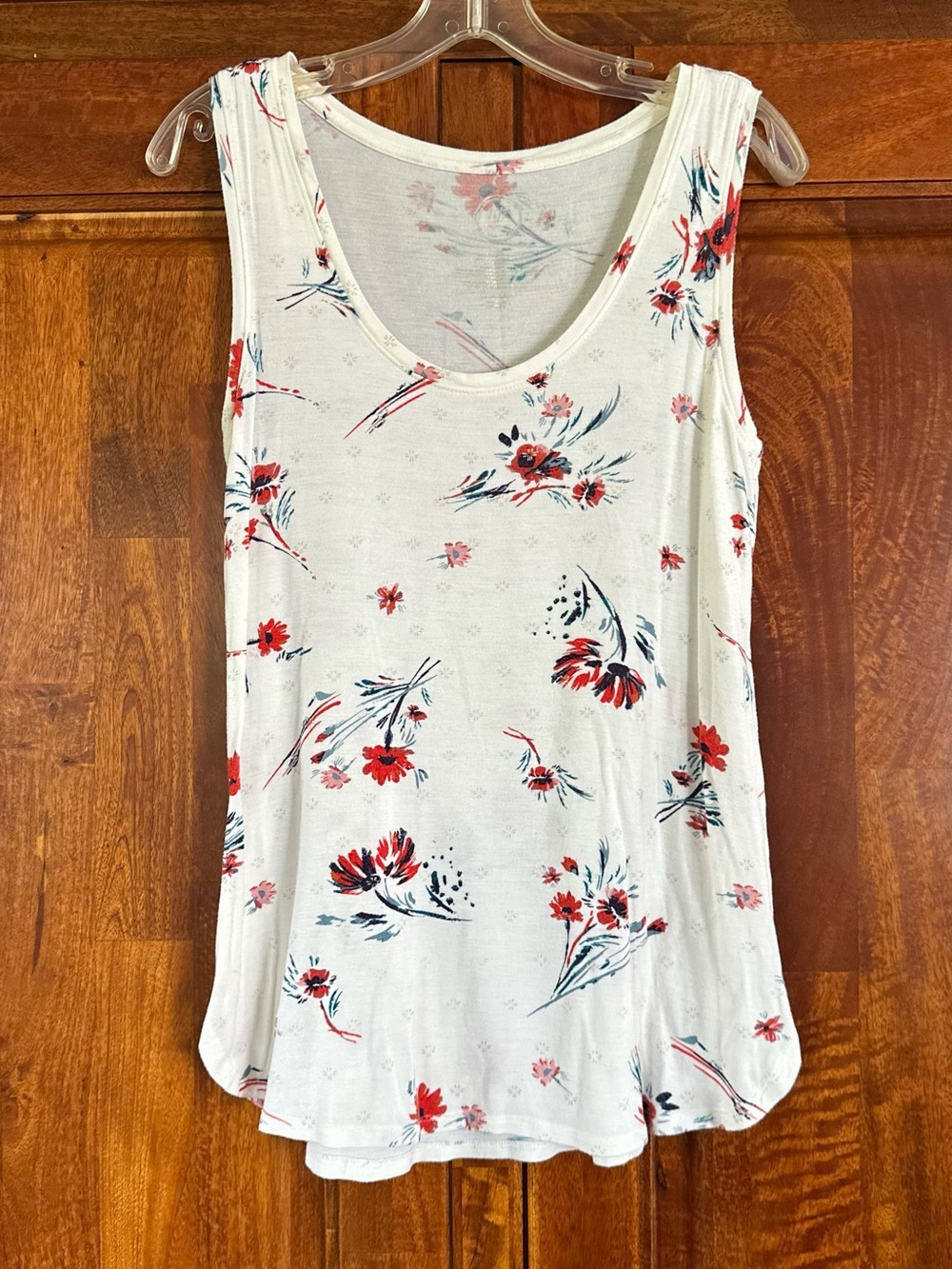MAURICES 24/7 Cream Floral Scoop Neck Tank Top with Red & Navy Accents